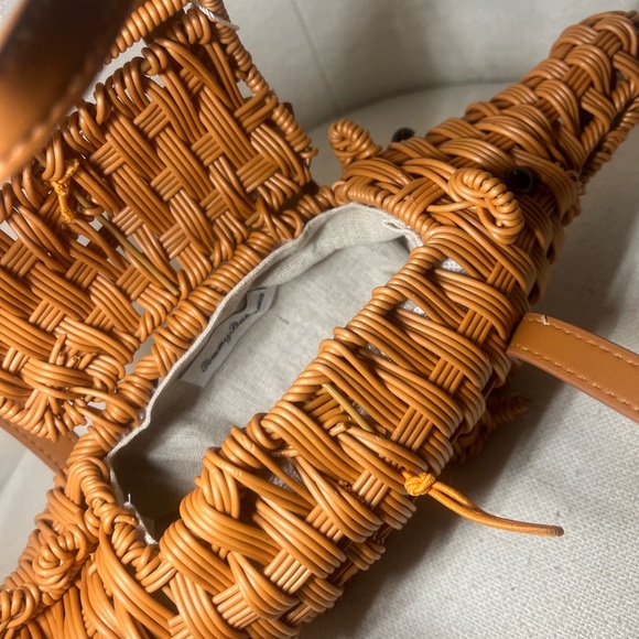 Tommy Bahama Tan Woven crocodile Handbag. Don’t worry it won’t bite 🐊 - Picture 9 of 10
